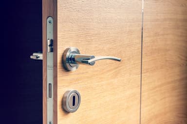 Voir nos services de Remplacer / installer une porte
