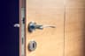 Voir nos services de Remplacer / installer une porte
