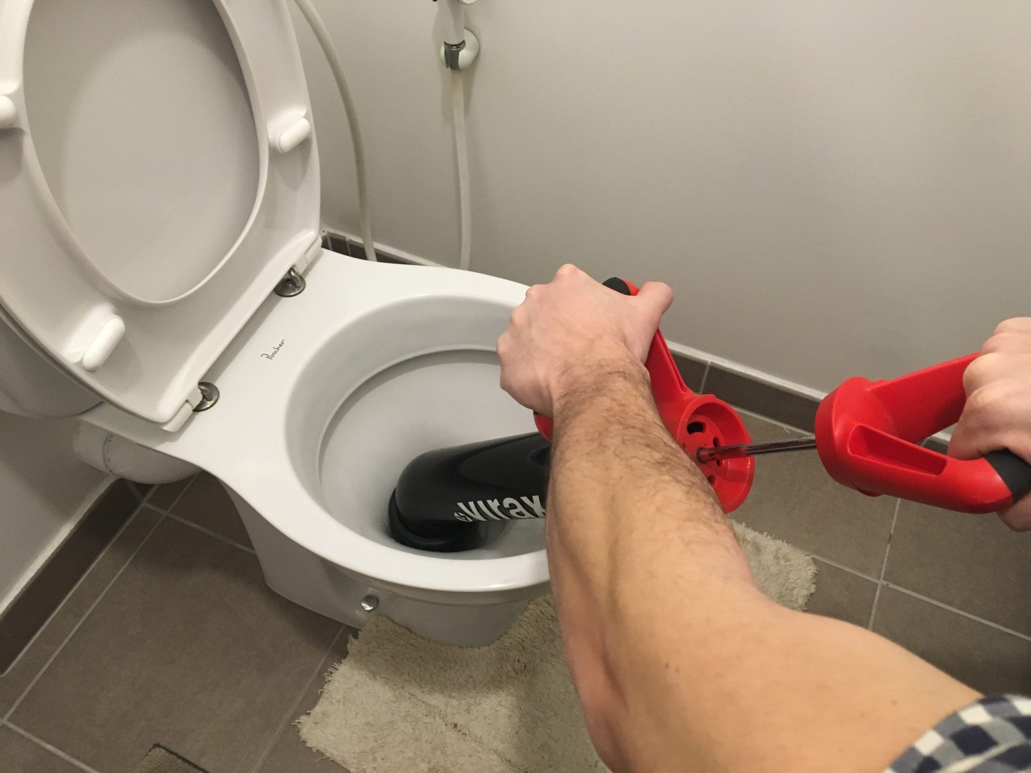 Comment déboucher des toilettes ? Nos solutions d'urgence – Blog BUT